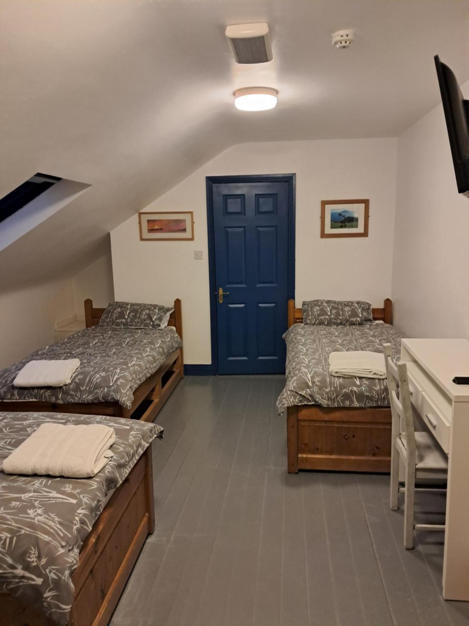 Coastguard Lodge Hostel At Tigh Tp Glaise Bheag Room photo